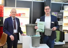 Jan de Bruin and Jorg Swagemakers with the new Infinity line from De Bruin Plantpot. The pots are made from the foil layer found inside, among others, milk cartons. By recycling this plastic and making a pot out of it, they can ensure that the plant's root ball stays several degrees cooler.